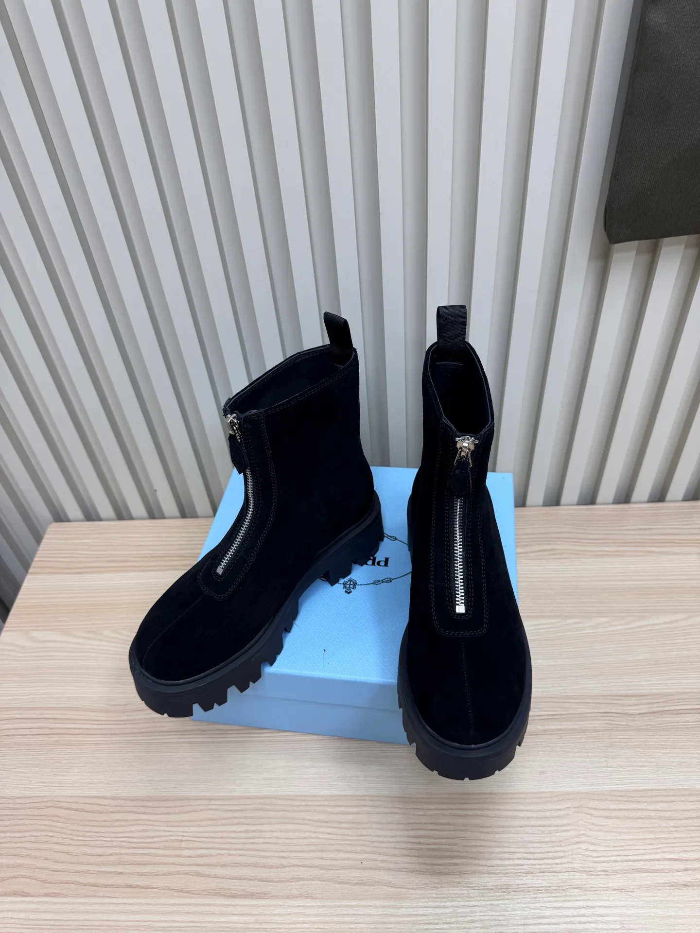 👟👟Ex-factory price 680👟👟 Prada / Prada couple's Martin boots are here, comfortable and elegant to wear. The original molded outsole of the counter is 1:1 replica. It is made of non-slip and wear-resistant imported TPU tin mold vacuum outsole. Tank-shaped thick sole. Fabric: imported anti-explosion cowhide. Lining: imported mixed sheepskin lining. Sheepskin foot pads. Outsole: tin molded beef tendon sole. Code number: 35-41 (42 customized)